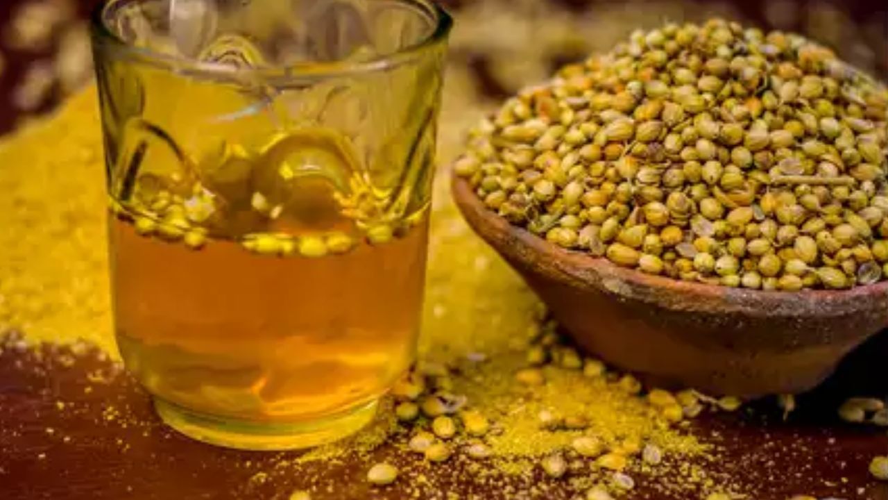 કોણ વધુ સારું છે? : બંને પાણી વજન ઘટાડવા માટે સારા છે. પરંતુ તેઓ તમને તમારા શરીર પ્રમાણે અસર કરે છે. ઉદાહરણ તરીકે જો તમે પાચન અને ધીમી ચયાપચયથી પીડાતા હોવ અને તમારું બ્લડ શુગર લેવલ બરાબર નથી તો તમારે જીરું પાણી પસંદ કરવું જોઈએ. જો તમને હોર્મોન્સનું સંતુલન, પાચનતંત્રની સમસ્યા, કબજિયાત જેવી સમસ્યાઓ છે તો તમારા માટે ધાણાના પાણીનું સેવન કરવું ઠીક છે. (નોંધ : અહીં આપવામાં આવેલી માહિતી ફક્ત આપની જાણકારી માટે છે. કોઈ પણ પ્રયોગ કરવા પહેલા નિષ્ણાંતોની સલાહ લેવી જરૂરી છે. TV 9 ગુજરાતી આની પુષ્ટી કરતું નથી.)
