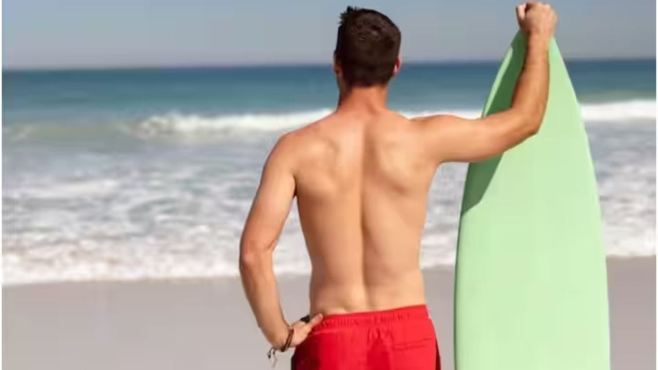 કમર પરના આ બે ડિમ્પલને શુક્રના ડિમ્પલ્સ કહેવામાં આવે છે. એવું નથી કે આ ફક્ત સ્ત્રીઓમાં જ જોવા મળે છે, કેટલાક પુરુષોની પીઠ પર પણ આવા નિશાન હોય છે. જો આપણે શરીરની રચના પર નજર કરીએ, તો આ તે સ્થાન પર છે જ્યાં પેલ્વિસ અને સ્પાઇન એકબીજાને મળે છે. આ જગ્યાએ ત્વચા કરોડરજ્જુ સાથે પણ જોડાયેલી હોય છે.