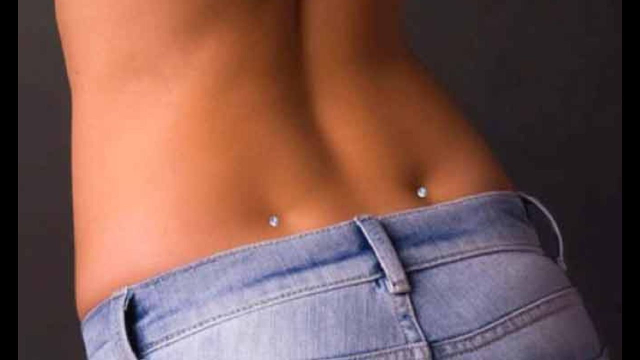 જો કે, ઘણા લોકો તેને સુંદરતા સાથે જોડે છે અને જે સ્ત્રીઓ પીઠ પર ડિમ્પલ હોય છે તે વધુ સુંદર માનવામાં આવે છે. આ અંગેનો દાવો ઘણા અહેવાલોમાં કરવામાં આવ્યો છે. તેને લકી ચાર્મ પણ માનવામાં આવે છે અને જો તમને પણ પીઠ પર ડિમ્પલનું નિશાન હોય તો તમે પણ ખુશનશીબ છો.