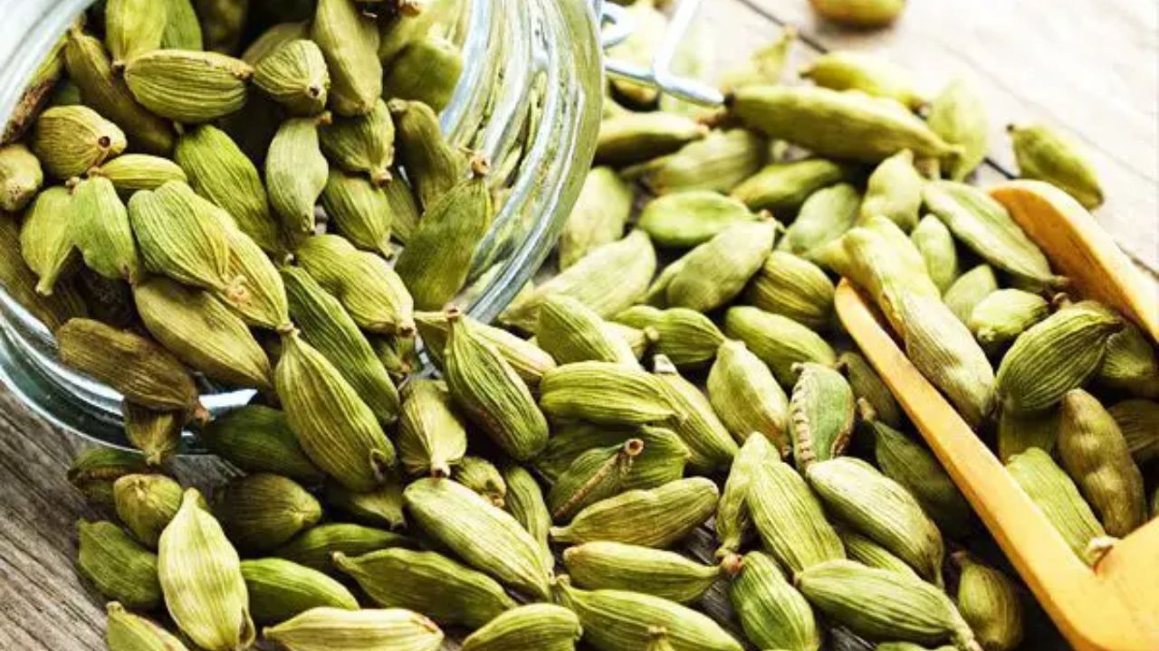 ડાયાબિટીસના દર્દીઓ માટે એલચીનું પાણી અને એલચીની ચા ખૂબ જ ફાયદાકારક માનવામાં આવે છે. લીલી ઈલાયચીનો ઉપયોગ ભોજનનો સ્વાદ વધારવા માટે કરવામાં આવે છે. તે સાવ ફીકા ખોરાકનો સ્વાદ પણ વધારે છે. તે સ્વાસ્થ્ય માટે પણ એટલી જ અદ્ભુત છે.