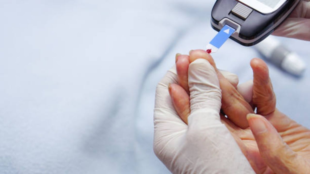 ડાયાબિટીસના દર્દીઓમાં ઇન્સ્યુલિન ઉત્પન્ન થતું નથી. આવી સ્થિતિમાં બ્લડ શુગર લેવલ વધવા લાગે છે. જો પરિસ્થિતિ ગંભીર બની જાય છે, તો આ સ્થિતિ વ્યક્તિ માટે જીવલેણ સાબિત થઈ શકે છે.