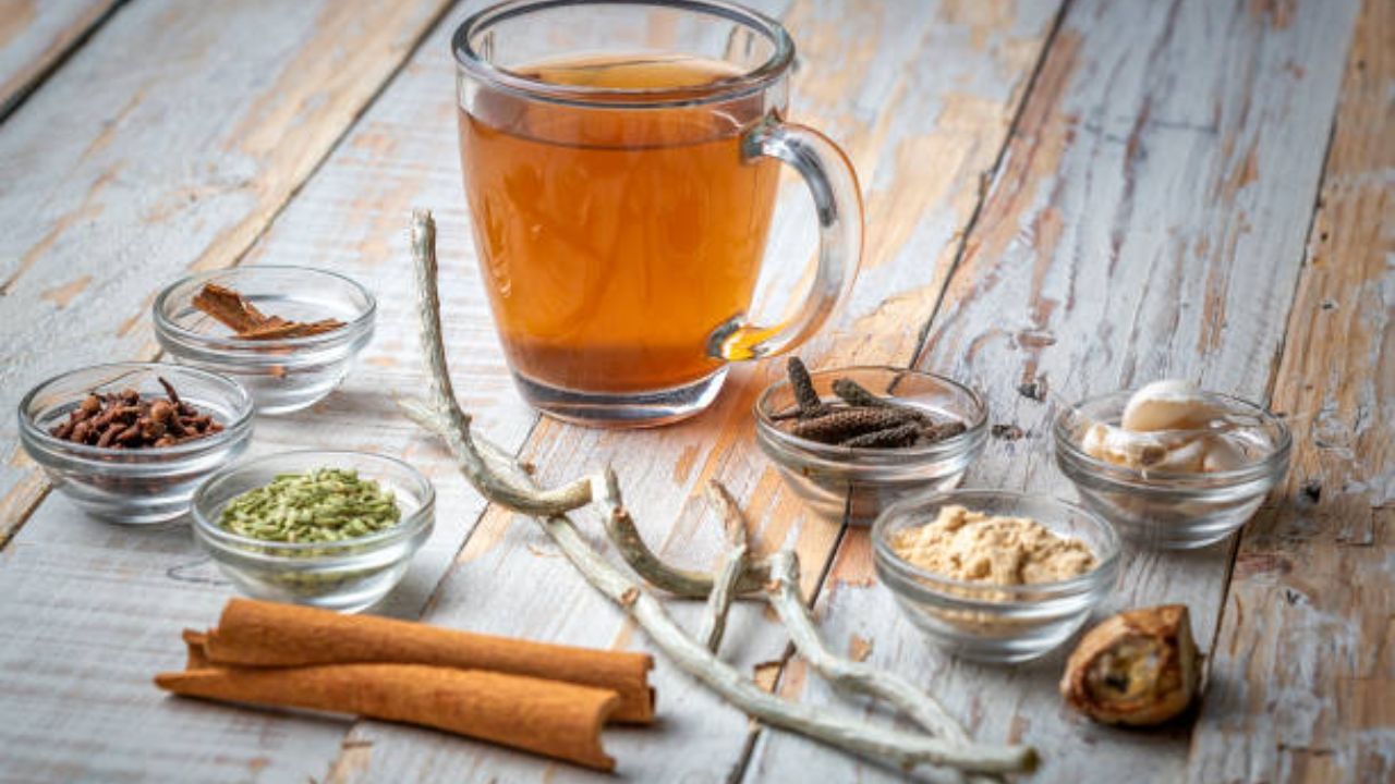 એલચીનું પાણી પીવાથી બ્લડ શુગર લેવલ કંટ્રોલમાં રહે છે. આવી સ્થિતિમાં, તમે તમારા આહારમાં નિયમિતપણે એલચી પાણીનો સમાવેશ કરી શકો છો. તમે એલચીની ચાનું સેવન પણ કરી શકો છો. આ ચામાં આદુનો પણ ઉપયોગ કરી શકાય છે. તેમાં એલચી, લવિંગ, કાળા મરી અને તજ પણ ઉમેરી શકાય છે.