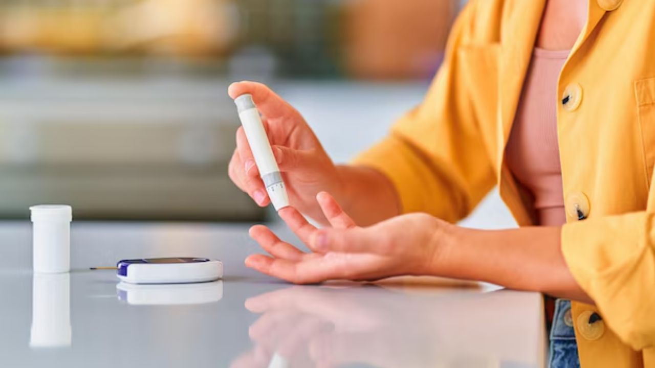 એલચીનું પાણી પીવાથી બ્લડ શુગર લેવલ કંટ્રોલમાં રહે છે. આવી સ્થિતિમાં, તમે તમારા આહારમાં નિયમિતપણે એલચી પાણીનો સમાવેશ કરી શકો છો. તમે એલચીની ચાનું સેવન પણ કરી શકો છો.