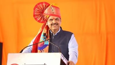 મહારાષ્ટ્રને આજે નવા મુખ્યમંત્રી મળવા જઈ રહ્યા છે. મહાયુતિ સરકાર 2.0નો શપથ સમારોહ આજે મુંબઈના આઝાદ મેદાનમાં સાંજે 5.30 કલાકે યોજાવા જઈ રહ્યો છે. દેવેન્દ્ર ફડણવીસ ત્રીજી વખત મુખ્યમંત્રી તરીકે શપથ લેવા જઈ રહ્યા છે. આ બધાની વચ્ચે એક ખાસ વાતની ચર્ચા થઈ રહી છે અને તે છે મુખ્યમંત્રીના શપથ ગ્રહણ સમારોહ માટે મોકલવામાં આવેલ આમંત્રણ કાર્ડ. આ કાર્ડે બધાને ચોંકાવી દીધા અને બધાને થોડા ભાવુક કરી દીધા.