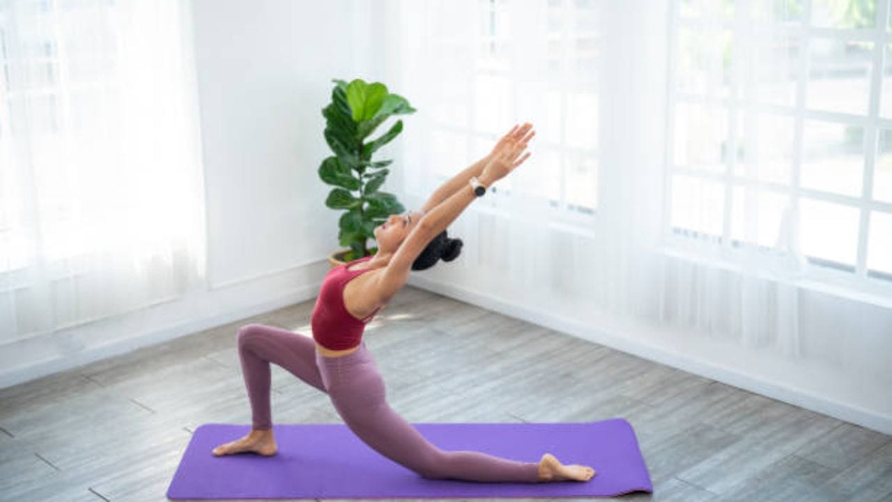 અભ્યાસમાં જાણવા મળ્યું છે કે સૂર્ય નમસ્કાર કરવાથી રક્ત પરિભ્રમણમાં ઘણી મદદ મળે છે. આમ કરવાથી લોહીનો પ્રવાહ વધે છે જે આખા શરીરમાં સારી રીતે અને ઝડપથી ફેલાય છે. આ ઉપરાંત તે શરીરના તમામ ભાગોમાં ઓક્સિજન પણ વધારે છે. આટલું જ નહીં તેને સતત કરવાથી હૃદય, હાથ, પગ અને પેટની માંસપેશીઓ સુધરે છે. સૂર્ય નમસ્કાર કરવાથી કેલરી પણ ઓછી થાય છે જે તમારા શરીરને ફિટ રાખવામાં મદદ કરે છે. એવું કહેવાય છે કે સૂર્ય નમસ્કાર એ એક પ્રકારનો કાર્ડિયો છે, જે તમારા શરીરને સ્વસ્થ બનાવવાનો એક બેસ્ટ માર્ગ છે.
