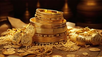 અમદાવાદમાં સોનાના ભાવની વાત કરીએ તો હાલ 24 કેરેટ ગોલ્ડનો ભાવ 77,510 પ્રતિ 10 ગ્રામ છે જ્યારે 22 કેરેટ સોનું 71,060ના ભાવે ટ્રેડ થઈ રહ્યો છે. 26 ડિસેમ્બરે 22 કેરેટ સોનાની કિંમતમાં ગઈકાલ 25 ડિસેમ્બર કરતા 100 રુપિયાનો વધારો થયો છે. જ્યારે અમદાવાદમાં ચાંદીની હાલના ભાવની વાત કરીએ તો 92,500 પ્રતિ કિલોના ભાવ પર ટ્રેડ થઈ રહ્યું છે.