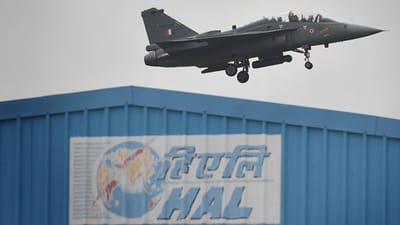 સંરક્ષણ મંત્રાલયે 12 સુખોઈ જેટ ખરીદવા માટે મોટી સરકારી કંપની હિન્દુસ્તાન એરોનોટિક્સ લિમિટેડ (HAL) સાથે રૂ. 13,500 કરોડના સોદા પર હસ્તાક્ષર કર્યા છે. સંરક્ષણ મંત્રાલયે કહ્યું કે 62.6 ટકા એરક્રાફ્ટ ઘરેલુ સામગ્રીથી બનેલા હશે. ભારતીય વાયુસેના માટે રશિયન મૂળના Su-30MKI જેટ ખરીદવામાં આવી રહ્યા છે. આ જેટ હવે એચએએલ દ્વારા આંતર-સરકારી માળખા હેઠળ બનાવવામાં આવી રહ્યા છે. સરકાર અને HAL વચ્ચેની આ ડીલની અસર આજે શેર પર પણ જોવા મળી રહી છે. HALના શેરે એક વર્ષમાં 68 ટકા વળતર આપ્યું છે.