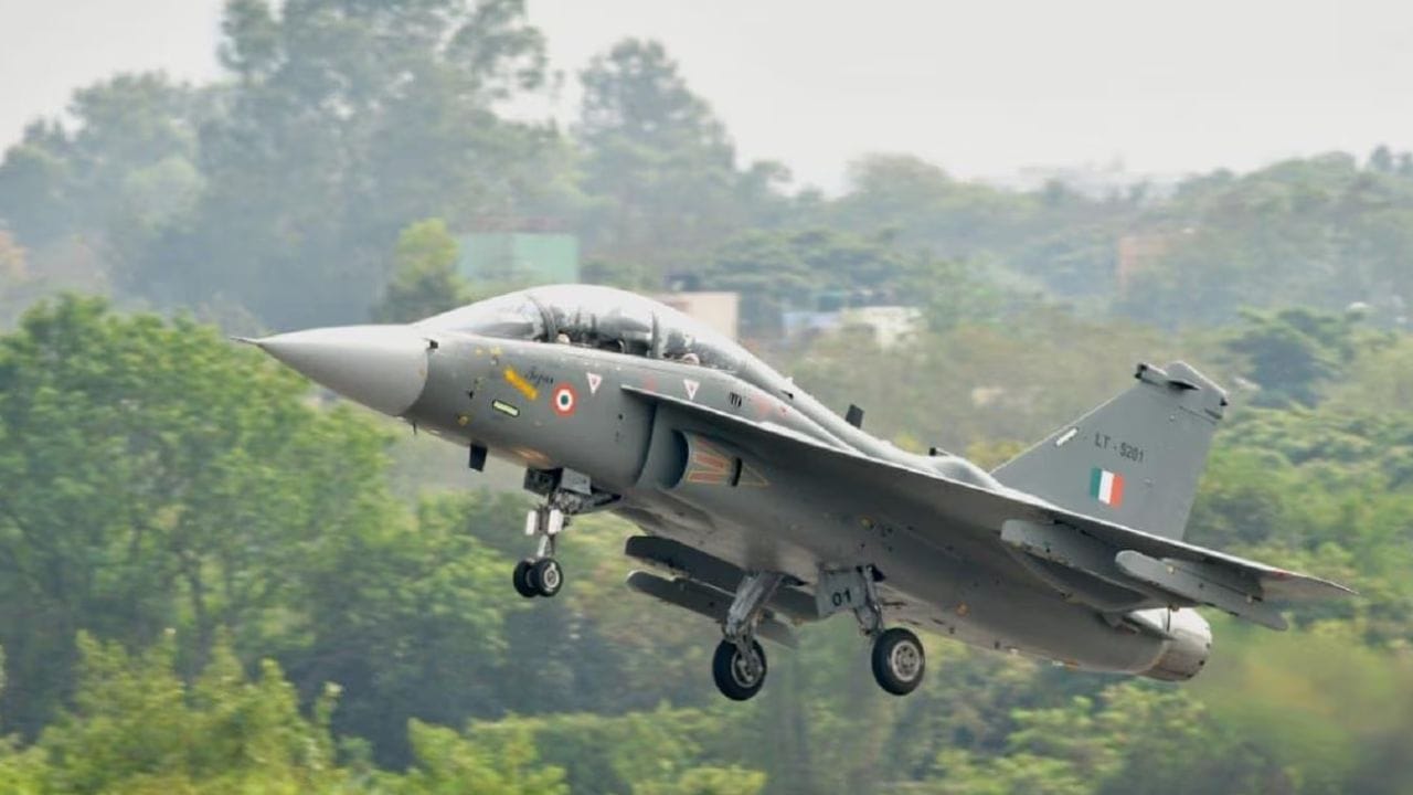 સંરક્ષણ મંત્રાલયે સોશિયલ મીડિયા પ્લેટફોર્મ પર જણાવ્યું હતું આ એરક્રાફ્ટમાં 62.6 ટકા સ્થાનિક સામગ્રી હશે, જ્યારે મુખ્ય ઘટકો ભારતીય સંરક્ષણ ઉદ્યોગ દ્વારા બનાવવામાં આવશે. નિવેદન અનુસાર, ભારતની આત્મનિર્ભરતાની યાત્રામાં આ એક અન્ય સીમાચિહ્નરૂપ છે, જે આપણા સશસ્ત્ર દળોની ક્ષમતામાં વધારો કરશે.