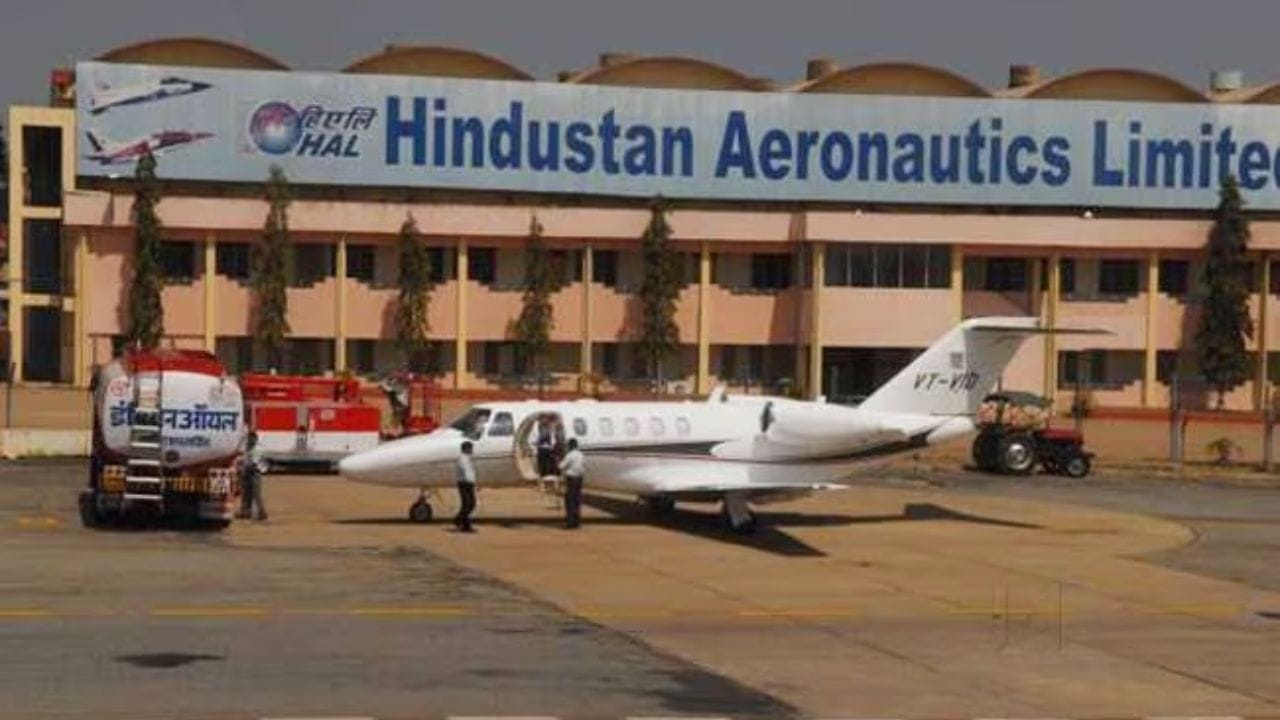 હિન્દુસ્તાન એરોનોટિક્સ લિમિટેડના શેરહોલ્ડિંગ પેટર્ન વિશે વાત કરીએ તો, 30 સપ્ટેમ્બર, 2024 સુધીમાં, પ્રમોટર્સ પાસે કંપનીમાં 71.64 ટકા હિસ્સો હતો, જ્યારે FII પાસે 11.85 ટકા અને DII પાસે 8.33 ટકા હિસ્સો હતો. સપ્ટેમ્બર ક્વાર્ટરમાં કંપનીએ કુલ રૂ. 6518.70 કરોડની આવક નોંધાવી છે, જે અગાઉના ક્વાર્ટરમાં રૂ. 5083.85 કરોડની કુલ આવક કરતાં 28.22% વધુ છે. જ્યારે કંપનીની કુલ આવકની વાત કરીએ તો તે 6105.07 કરોડ રૂપિયા છે.