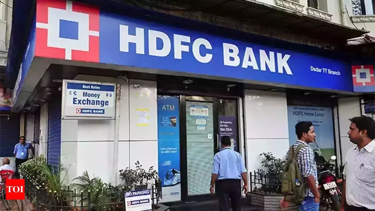 આ રીતે HDFC બેંક ખાતાઓને એક્ટિવ કરો : બેંકના જણાવ્યા અનુસાર ગ્રાહકો આ પગલાંને અનુસરીને તેમના ડોર્મિટરી એકાઉન્ટ ખોલી શકે છે. સૌથી પહેલા તમારે બેંક શાખામાં જઈને તમારા હસ્તાક્ષર સાથે અરજી આપવી પડશે. તે પછી ઓળખ અને સરનામાના સ્વ-વેરિફાઇડ પુરાવા સબમિટ કરો. આમ કરવાથી તમારું એકાઉન્ટ એક્ટિવેટ થઈ જશે અને તમે ટ્રાન્ઝેક્શન શરૂ કરી શકશો.
