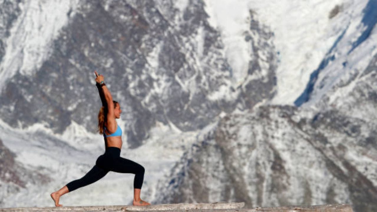 સૂર્ય નમસ્કાર કેવી રીતે કરવા : સૂર્ય નમસ્કાર સૂર્યોદય સમયે કરવા જોઈએ. આ આસન સવારે ખાલી પેટ અને આરામદાયક કપડાં પહેરીને કરો. ધીમે-ધીમે તમારા સ્નાયુઓને ખેંચો અને હાથ જોડીને મુદ્રામાં બનાવો. તમને જણાવી દઈએ કે સૂર્ય નમસ્કાર 12 આસનોથી બનેલા છે. આ માટે તમારે તમામ સ્ટેપ્સ યોગ્ય રીતે કરવા પડશે. એક પછી એક બધા આસનો દરેકની મુદ્રા એકદમ સાચી છે.
