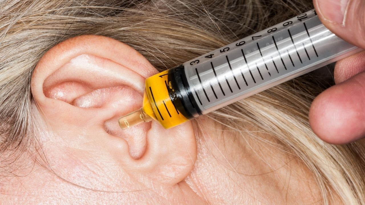 કાનમાં બેબી ઓઈલના ત્રણ-ચાર ટીપાં નાંખો અને તેને કોટનથી બંધ કરો. 5 મિનિટ પછી કાઢી લો. કાનમાંથી ગંદકી નીકળશે.