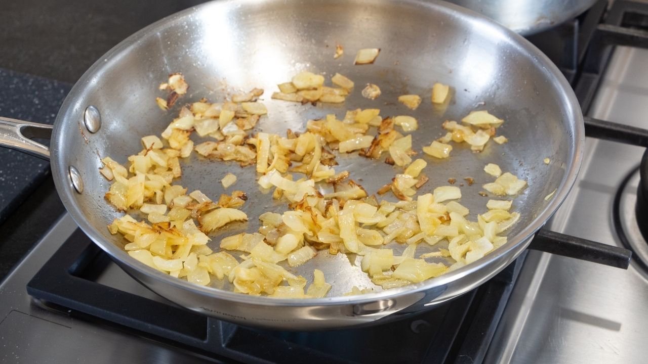 તમારે તમારા ઘરે રહેલી ડુંગળીને ફ્રાય કરી અને તેનો રસ કાઢવાનો છે. તે પછી, રૂની મદદથી, કાનની અંદર થોડા ટીપાં નાખો. તેનાથી ગંદકી પણ સાફ થઈ શકે છે.