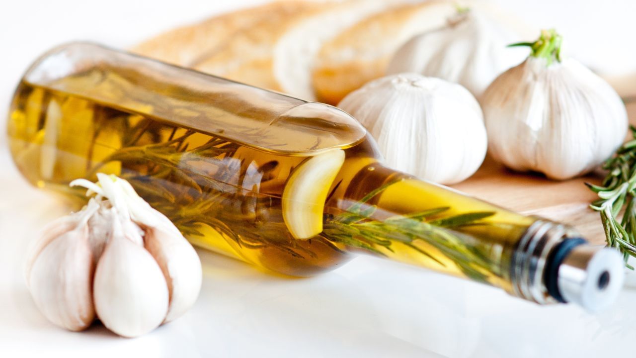 સરસવના તેલમાં લસણની ત્રણથી ચાર કળી નાખીને ગરમ કરો. જ્યારે તે નવશેકું થઈ જાય ત્યારે કાનમાં થોડા ટીપાં નાખો અને રૂ વડે કાન બંધ કરો. તેનાથી ગંદકી પણ દૂર થાય છે.