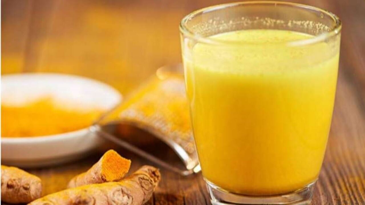 હળદરના દૂધમાં કર્ક્યુમિન હોય છે, જે એન્ટિ-બેક્ટેરિયલ અને એન્ટિ-વાયરલ ગુણોથી ભરપૂર હોય છે. આ દૂધ પીવાથી છાતીમાં જમા થયેલો કફ સાફ થઈ જશે. આને પીવાથી રોગપ્રતિકારક શક્તિ મજબૂત થશે, શરીરને આરામ મળશે અને તમને સારી ઊંઘ આવશે.