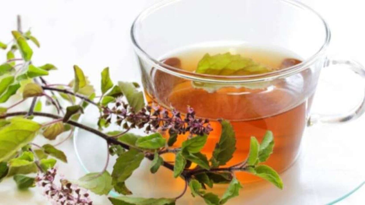 તુલસી અને લવિંગ બંને ઔષધીય ગુણોથી ભરપૂર છે. તે ઉધરસ અને ગળામાં દુખાવો ઘટાડવામાં મદદ કરે છે. આ ચા પીવાથી કફ ઓછો થાય છે અને શ્વાસ લેવામાં આરામ મળે છે. આને પીવાથી ગળાનો સોજો પણ ઓછો થાય છે. તે શરીરને ચેપથી બચાવવામાં મદદ કરે છે.