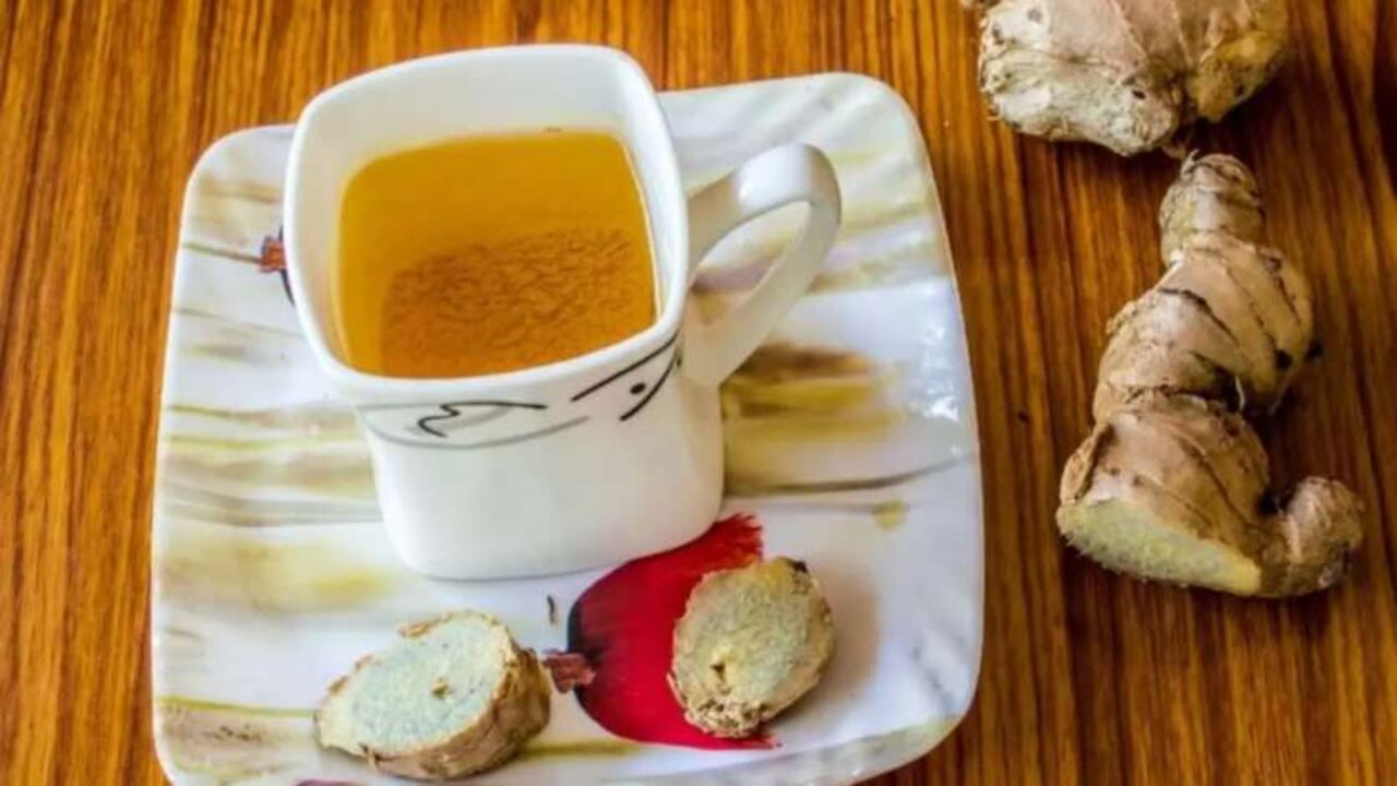 આદુમાં બળતરા વિરોધી ગુણ હોય છે, જે ગળામાં બળતરા અને કફને ઘટાડે છે. કાળા મરી ચેપ સામે લડવામાં મદદ કરે છે. આ ઉકાળો પીવાથી ઉધરસ અને ગળાના દુખાવામાં આરામ મળશે. તેનું સેવન કરવાથી તમારી રોગપ્રતિકારક શક્તિ મજબૂત થશે અને શરદી અને ઉધરસના લક્ષણોમાં ઘટાડો થશે.