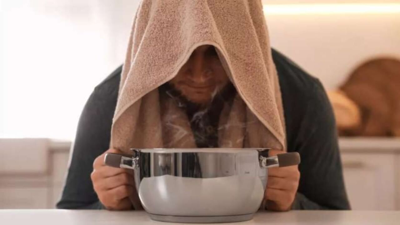 છાતીમાં કફને છૂટો કરવા માટે એક જૂની અને અસરકારક રીત નાસ લેવો છે. નાસ લેવાથી કફ પાતળો થઈ જાય છે અને તેને બહાર કાઢવામાં સરળતા રહે છે. નાસ શ્વાસમાં લેવાથી નાકના માર્ગો સાફ થાય છે અને શ્વસનતંત્ર પણ ખુલે છે. સ્ટીમની મદદથી ગળામાં ખરાશ અને ઉધરસમાં પણ રાહત મળે છે.