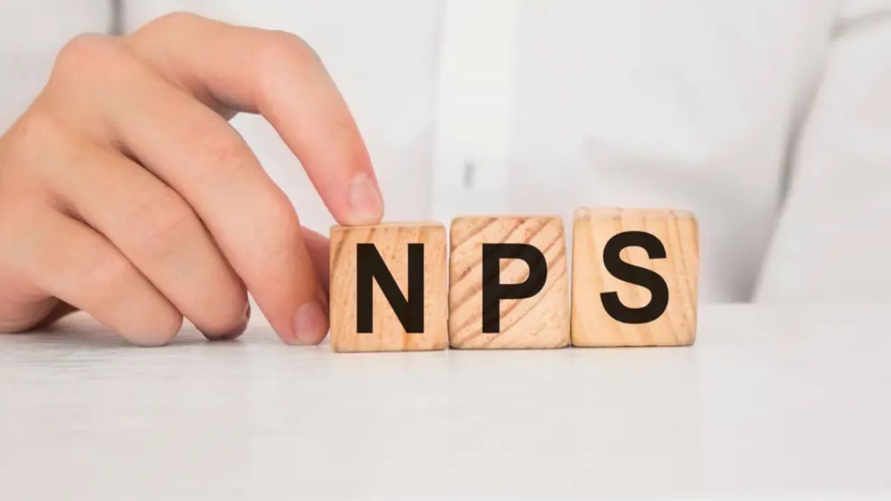 NPS યોજનામાં વળતર : NPS હેઠળનું વળતર સંપૂર્ણપણે બજાર આધારિત છે એટલે કે પેન્શન ફંડ યોજનાઓની NAV પર આધારિત. NPSમાંથી બહાર નીકળવાના સમય સુધીના લાભો એકંદરે કરેલા યોગદાન અને રોકાણ વૃદ્ધિ પર આધાર રાખે છે.
