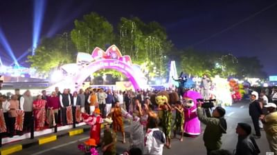 પૂર્વ વડાપ્રધાન મનમોહન સિંહના નિધનને પગલે 7 દિવસનો રાષ્ટ્રીય શોક જાહેર કરવામાં આવ્યો છે. જેના પગલે હવે નવા કોઇપણ સરકારી કાર્યક્રમો કરવામાં નહીં આવે. આ સાથે જ જે સરકારી કાર્યક્રમો અને જાહેરાત જે અગાઉથી થઇ ચુકી હતી તે પણ સંપૂર્ણ પણે રદ કરવામાં આવ્યા છે. જેમ કે અમદાવાદના કાંકરિયા કાર્નિવલના તમામ કાર્યક્રમો રદ કરવામાં આવ્યા છે. આ જાહેરાત કોર્પોરેશન દ્વારા કરવામાં આવી છે.