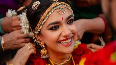 કીર્તિ સુરેશે તેના 15 વર્ષ જૂના પ્રેમ સંબંધોને 12મી ડિસેમ્બરે લગ્નમાં પરિવર્તિત કર્યા હતા. અભિનેત્રી તેના લગ્ન બાદથી જ સમાચારોમાં છે. અભિનેત્રીએ તેના પતિ એન્ટોની થટિલ સાથેના લગ્નની તસવીરો સોશિયલ મીડિયા પર પોસ્ટ કરી હતી. આ તસવીરો ચાહકોને ઘણી પસંદ આવી હતી. હવે અભિનેત્રી ટૂંક સમયમાં વરુણ ધવન સાથે બેબી જોન ફિલ્મમાં જોવા મળશે. જોકે ફિલ્મ રિલિઝ પહેલા જ સોશિયલ મીડિયા પર આવા સમાચાર વાયરલ થઈ રહ્યા છે કે અભિનેત્રી તેના ફિલ્મી કરિયરને અલવિદા કહી દેશે.