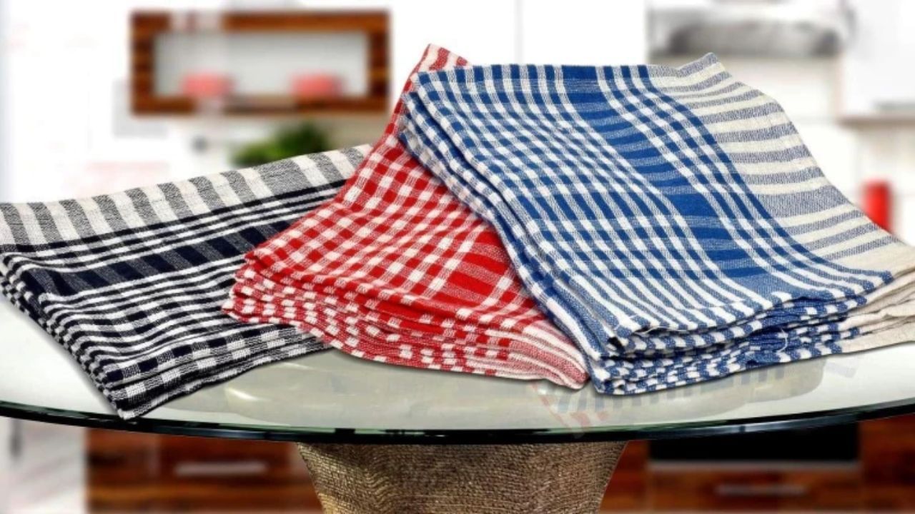 રસોડામાં નેપકિન : અમે અમારા રસોડામાં હાથનું કાપડ પણ રાખીએ છીએ. આ કાપડનો ઉપયોગ સાફ કરવા અથવા ગરમ વાસણો રાખવા માટે થાય છે. આ કાપડનો ઉપયોગ લાંબા સમય સુધી ન કરવો જોઈએ. જૂના થયા પછી આ કપડાં કિટાણુથી સંક્રમિત થઈ જાય છે. જે હાથ, વાસણો અથવા ખોરાક દ્વારા શરીરમાં પ્રવેશી શકે છે. તમે 4-5 મહિના પછી આ કપડાં બદલી શકો છો. 
