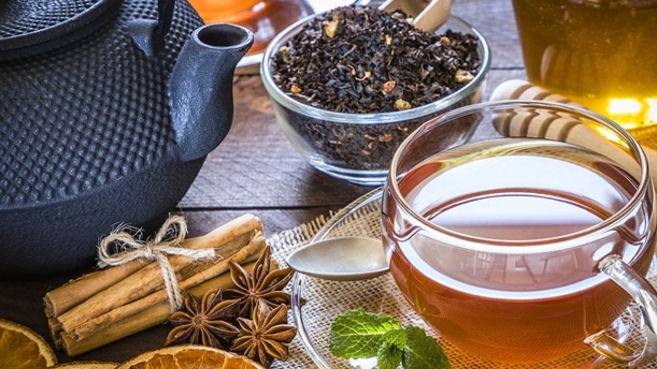 તજની ચા : શિયાળામાં શરીરને ગરમ રાખવા માટે તજની ચા ખૂબ જ ફાયદાકારક માનવામાં આવે છે. શિયાળામાં તજની ચા પીવાથી તે શરીરને અંદરથી ગરમ રાખે છે.
