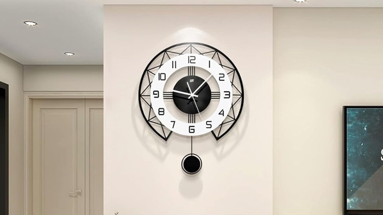 જો તમારા ઘરમાં પણ કોઈ તૂટેલી કે બંધ થઈ ગયેલી ઘડિયાળ હોય તો તેને તરત જ રિપેર કરાવો અથવા તેને દૂર કરો. ઘડિયાળનો સંબંધ વ્યક્તિના ભાગ્ય સાથે હોય છે.