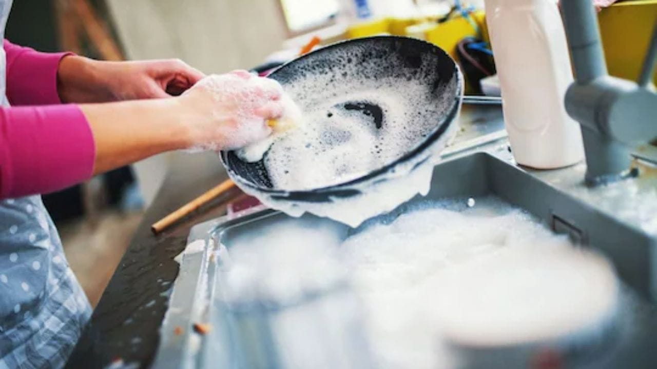 ડીટરજન્ટ પાવડર અને સોડા : આ માટે એક ગ્લાસ પાણીમાં એક ચમચી ડિટર્જન્ટ અને એક ચમચી ખાવાનો સોડા મિક્સ કરીને સોલ્યુશન તૈયાર કરો. પછી આનાથી તપેલીને સાફ કરો.