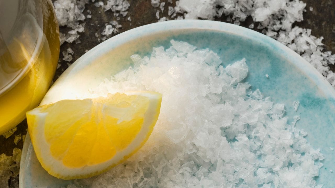 લીંબુ અને મીઠું : તપેલી કે કડાઈને ચમકાવવા માટે તમે લીંબુ અને મીઠું પણ વાપરી શકો છો. તેના માટે આ બે વસ્તુઓને ગરમ પાણીમાં મિક્સ કરીને ઉકાળો. હવે સ્ક્રબની મદદથી પેનને સાફ કરો. (નોંધ : અહીં આપવામાં આવેલી માહિતી ફક્ત આપની જાણકારી માટે છે. કોઈ પણ પ્રયોગ કરવા પહેલા નિષ્ણાંતોની સલાહ લેવી.)