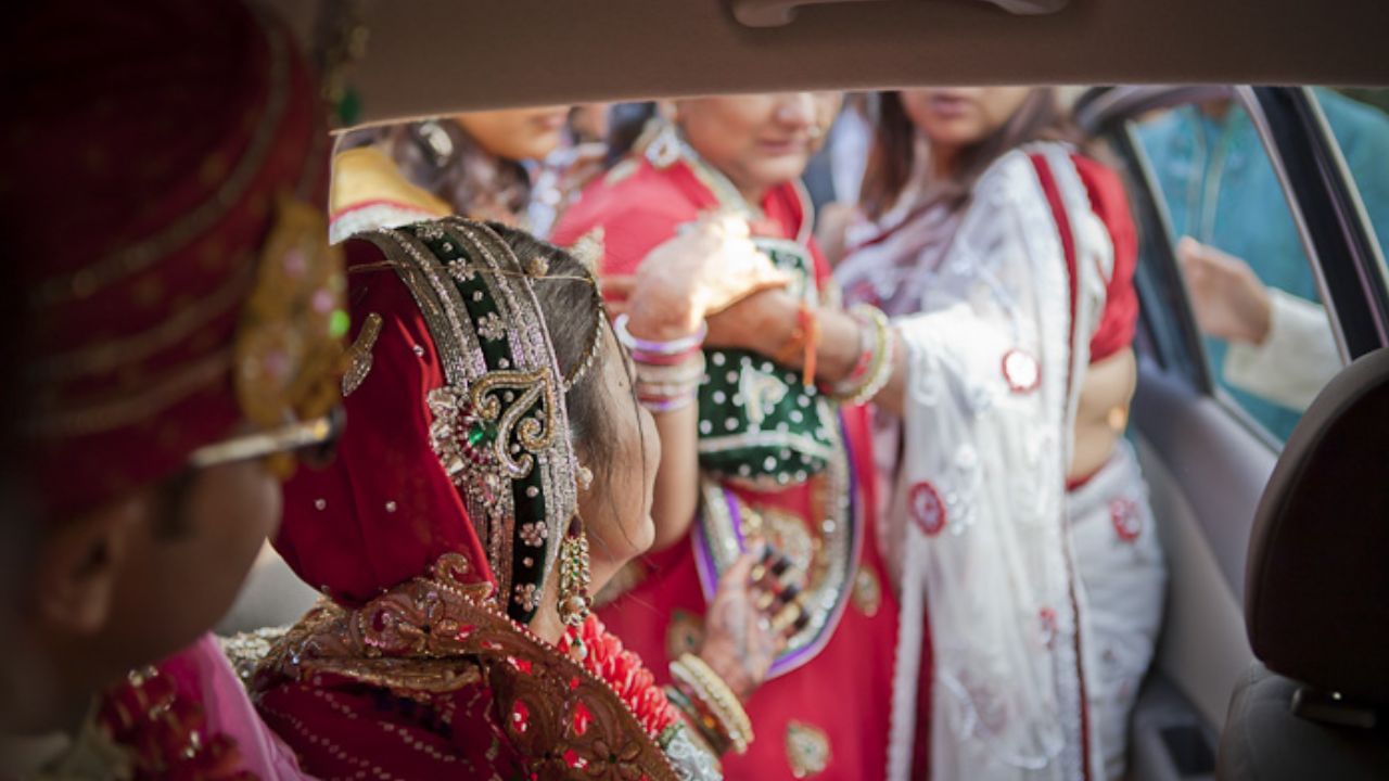 ભારતના લગ્ન બજારને ખાદ્ય અને કરિયાણા ઉદ્યોગ પછી બીજા નંબરનું સૌથી મોટું બજાર માનવામાં આવે છે. જો આંકડાની દૃષ્ટિએ વાત કરીએ તો ભારતમાં લગ્નનું બજાર 130 અબજ ડોલરનું છે. દરેક લગ્નમાં સરેરાશ 12.5 લાખ રૂપિયાનો ખર્ચ થવાનો અંદાજ કાઢવામાં આવ્યો છે. આવી સ્થિતિમાં શેર બજાર પર સીધી અસર પડશે. જેમાં જ્વેલરીથી, લઈને કપડા તેમજ હોટેલ્સ, ખાદ્ય સહીતની કંપનીઓને મોટો ફાયદો થવા જઈ રહ્યો છે.