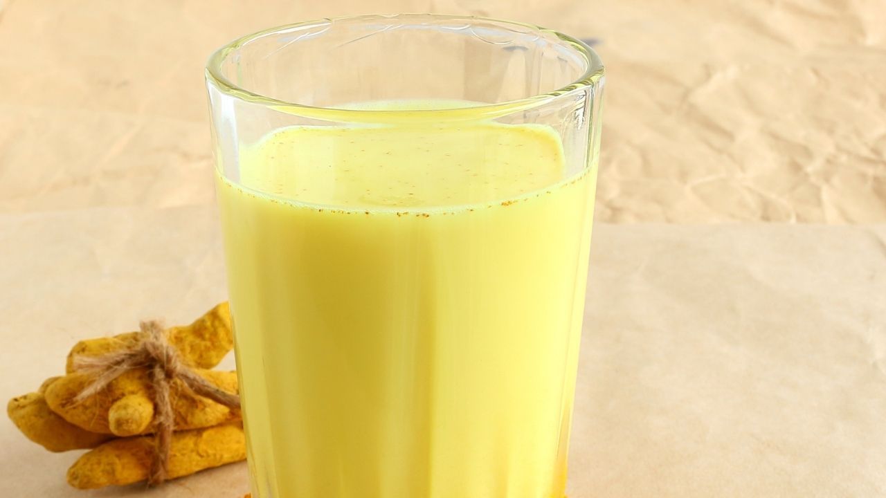 જો તમે શિયાળાની ઋતુમાં વારંવાર શરદી અને ઉધરસથી પીડાતા હોવ તો તમારે દરરોજ હળદર અને ગોળ સાથે દૂધ પીવું જોઈએ. તેનાથી તમને શરદી અને ઉધરસમાં રાહત મળશે.