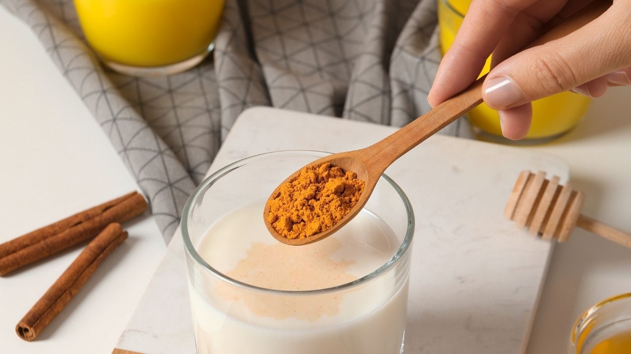 જો કોઈને આર્થરાઈટિસની સમસ્યા હોય અને સાંધામાં ખૂબ દુખાવો થતો હોય તો તે ગોળ-હળદરવાળું દૂધ પી શકે છે. હળદર અને ગોળમાં કેલ્શિયમ અને એન્ટીઓક્સીડેન્ટ મળી આવે છે, જે દુખાવાને ઓછો કરવામાં મદદ કરે છે. 