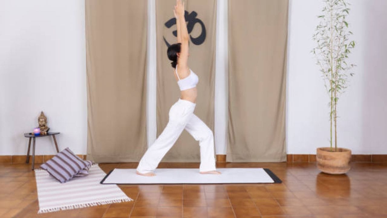 સૂર્ય નમસ્કાર કરતી વખતે શ્વાસ અંદર લો અને તેને બહાર છોડી દો. આ કરતી વખતે કરોડરજ્જુને પણ સીધી કરો. 3-4 રાઉન્ડથી પ્રારંભ કરો અને પછી ધીમે ધીમે માઇન્ડફુલનેસ પર ધ્યાન કેન્દ્રિત કરો. આ કરતી વખતે તમારે તમારા મન પર સંપૂર્ણ ધ્યાન કેન્દ્રિત કરવું પડશે.
