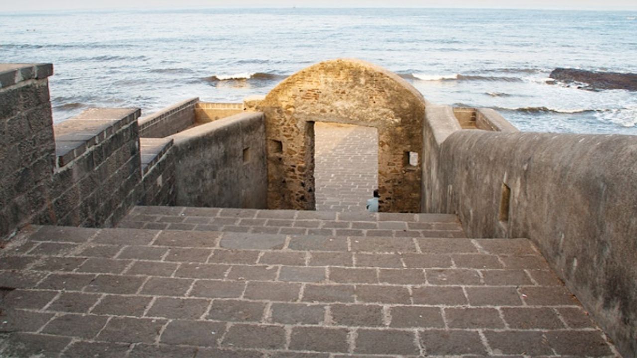 Bandra Fort : કાસ્ટેલા ડી અગુઆડાને બાંદ્રા ફોર્ટ તરીકે પણ ઓળખવામાં આવે છે. તે મુંબઈના પોશ વિસ્તાર બાંદ્રામાં આવેલું છે. આ કિલ્લો તે સમયે બાંધવામાં આવ્યો હતો જ્યારે શહેર પર પોર્ટુગીઝોનું શાસન હતું. આ કિલ્લો સમુદ્ર સપાટીથી 24 મીટરની ઉંચાઈ પર આવેલો છે. તમને જણાવી દઈએ કે આ કિલ્લો એક શૂટિંગ સ્પોટ પણ છે. 'દિલ ચાહતા હૈ' જેવી ફિલ્મોનું શૂટિંગ આ કિલ્લા પર થયું છે.
