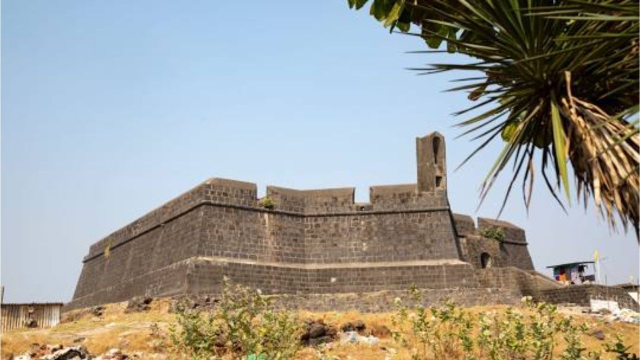 Worli Fort : આ કિલ્લો મુંબઈનું ઐતિહાસિક સ્થળ છે. પરંતુ તેના વિશે બહુ ઓછા લોકો જાણે છે. આ કિલ્લો અંગ્રેજોએ દુશ્મનના જહાજો અને ચાંચિયાઓ પર નજર રાખવા માટે ટેકરીની ટોચ પર બનાવ્યો હતો. તમને જણાવી દઈએ કે આ કિલ્લો આખા અઠવાડિયા દરમિયાન ખુલ્લો રહે છે, જેને તમે સવારે 5 થી સાંજના 7 વાગ્યા સુધી જોઈ શકો છો.