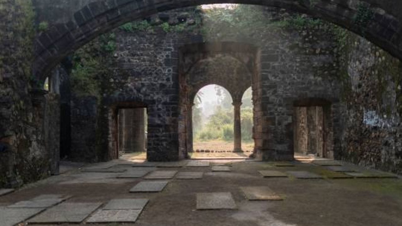 Vasai Fort : બેસિન કિલ્લો વસઈ, મુંબઈમાં આવેલો છે. આ કિલ્લો પોર્ટુગીઝ દ્વારા બનાવવામાં આવ્યો હતો અને તે લગભગ 110 એકરમાં ફેલાયેલો છે. આ કિલ્લો એટલો મોટો છે કે તેમાં 6 ચર્ચ, ત્રણ કોન્વેન્ટ સહિત ઘણી ઇમારતો હતી. પરંતુ હવે આ કિલ્લો ખંડેર હાલતમાં છે, જો કે તે ફરીથી જોવા યોગ્ય છે.