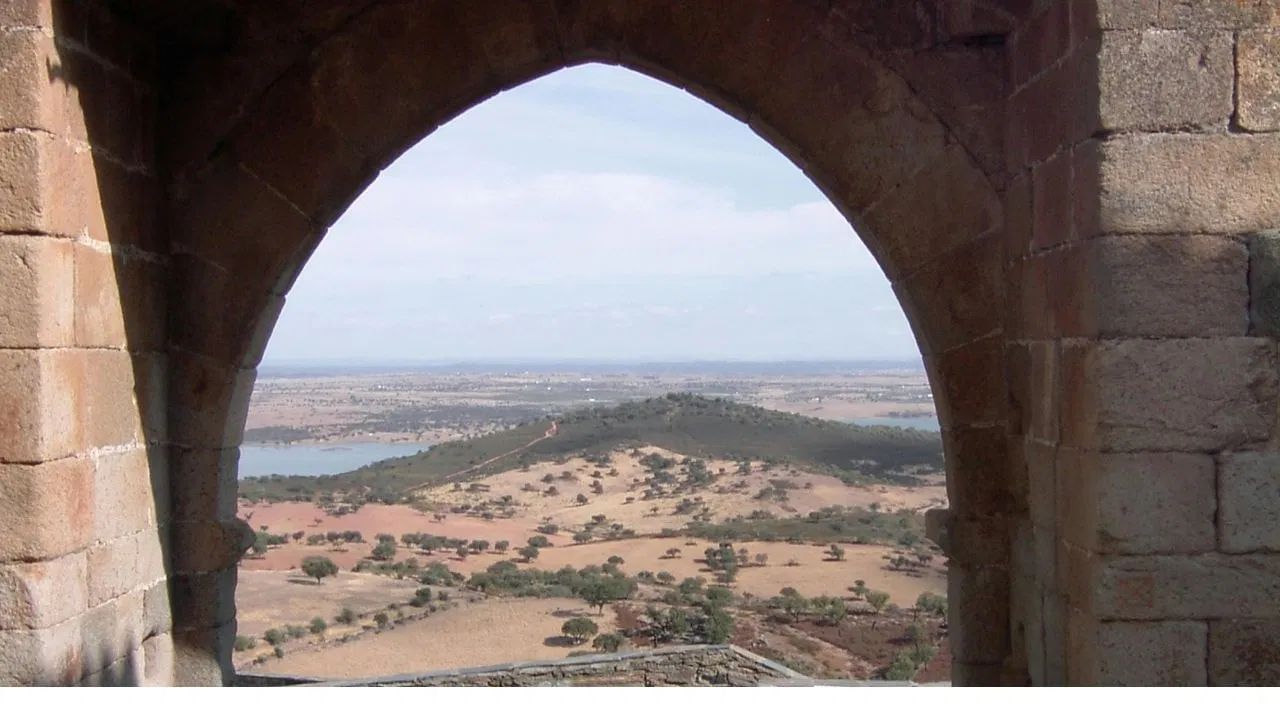 ઇરમિત્રી કિલ્લો : આ કિલ્લો ડોંગરી કિલ્લા તરીકે ઓળખાય છે. આ કિલ્લો મરાઠા શાસન દરમિયાન બાંધવામાં આવ્યો હતો. આ કિલ્લાની ચારે બાજુ નજારો છે જે તમને 360 ડિગ્રી વ્યૂ બતાવે છે. આ કિલ્લો દરિયા કિનારે આવેલ છે, ઉત્તરમાં વસઈ કિલ્લો, પૂર્વમાં બોરીવલી નેશનલ પાર્ક, દક્ષિણમાં એસ્સેલ વર્લ્ડ અને વોટર કિંગડમ છે. જો તમે અહીં જશો તો તમને એક સાથે ઘણું બધું જોવા મળશે.