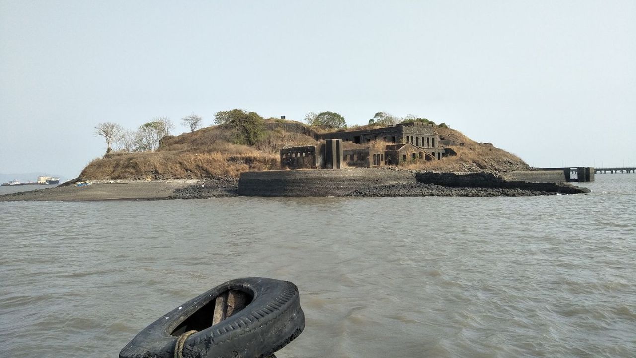 Fort Mifflin : આ કિલ્લો મુંબઈના બંદરમાં આવેલો છે. અહીં તમને ઐતિહાસિક અવશેષો તરીકે ઓઈલ રિફાઈનરી, મોટી ગેસ ટાંકી જોવા મળશે. તમે અહીં પહોંચવા માટે સ્પીડ બોટનો ઉપયોગ કરી શકો છો.