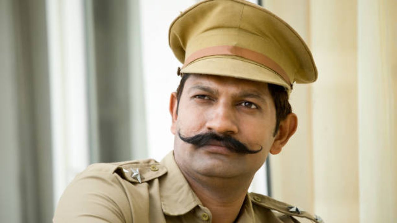 ઈન્ડિયન પોલીસ સર્વિસ યુનિફોર્મના નિયમો અનુસાર, પોલીસકર્મીઓ સરસ રીતે કટિંગ કરેલી અને રૂઆબદાર મૂછો જ રાખી શકે છે. મૂછો રાખવા માટે નિયમોનું પાલન કરવું પડે છે. 