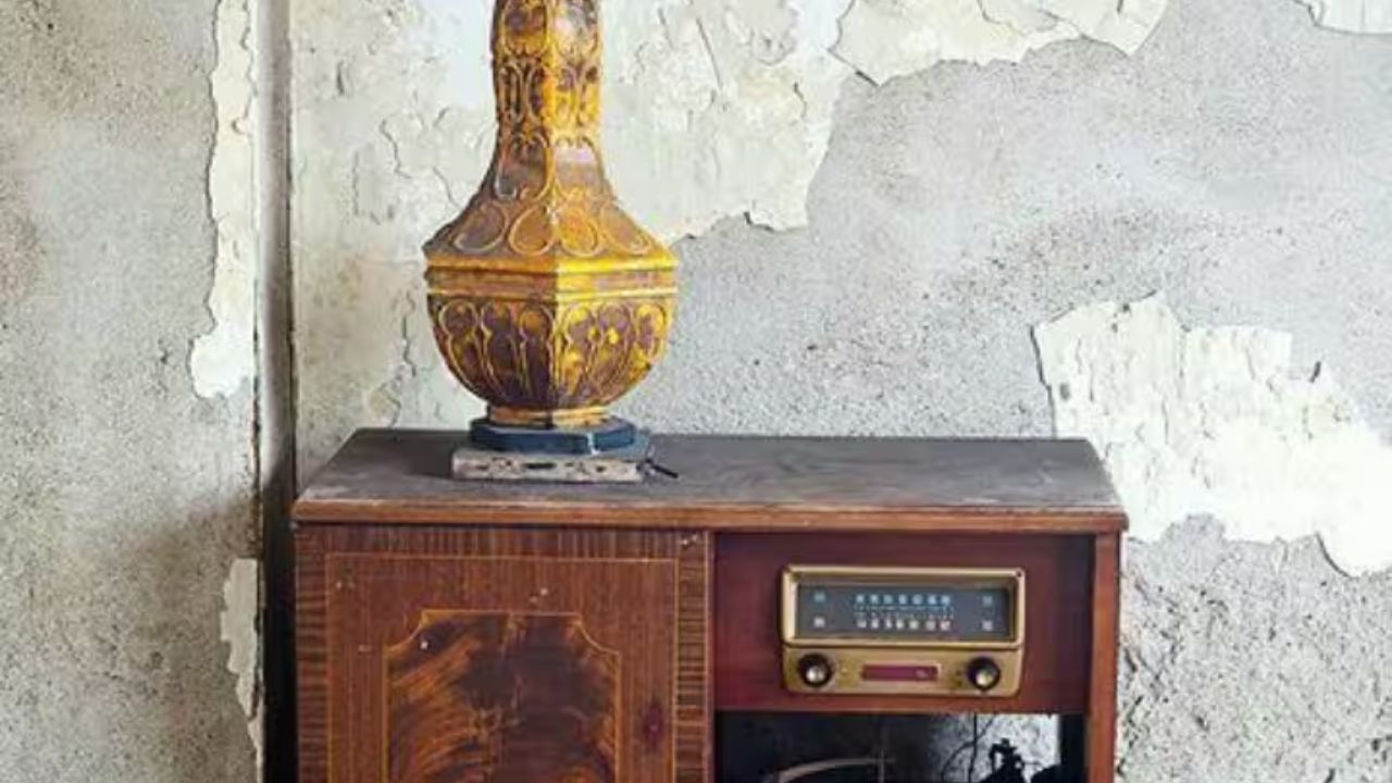 નવા વર્ષ પહેલા જો ઘરમાં ભંગાર કે તૂટેલી વસ્તુઓ રાખવામાં આવી હોય તો તેને બહાર ફેંકી દો. ખરાબ, નકામી વસ્તુઓ ઘરમાં નકારાત્મક ઉર્જા લાવે છે. એટલા માટે નવું વર્ષ શરૂ થાય તે પહેલા આ કામ કરો.