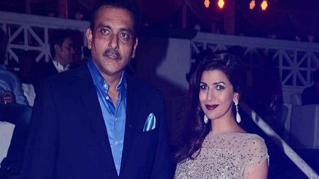 આ પહેલીવાર નથી જ્યારે કોઈ અભિનેત્રીના ક્રિકેટર સાથે જોડાણની અફવાઓ સામે આવી હોય. આવું અવારનવાર થતું રહ્યું છે. પરંતુ શું તમે જાણો છો કે નિમરત કૌરનું નામ ભારતીય ટીમના દિગ્ગજ ક્રિકેટર રવિ શાસ્ત્રી સાથે જોડવામાં આવ્યું છે. 2018 માં, બંનેએ ગુપ્ત રીતે ડેટિંગ કર્યું હોવાના અહેવાલ હતા. એવું કહેવાય છે કે આ સંબંધ માત્ર 2 વર્ષ જ ચાલ્યો હતો. જ્યારે આ સમાચાર જોર પકડવા લાગ્યા તો રવિ શાસ્ત્રીએ પણ આ મામલે પ્રતિક્રિયા આપી.