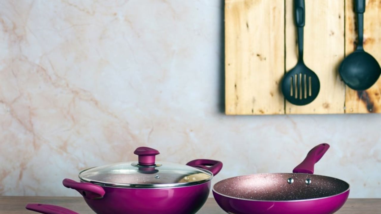 નોન સ્ટિક તવા : રસોઈમાં ઓછો સમય લે છે અને સાફ કરવામાં આસાન રહે છે. તે રસોડાના કામને સરળ બનાવે છે, પરંતુ સમય જતાં એક જ વાસણનો લાંબા સમય સુધી ઉપયોગ કરવાથી તેના કોટિંગ નીકળવા લાગે છે. આ પછી આ વાસણો રસોઈ માટે યોગ્ય નથી. આ વાસણો અનેક ગંભીર બીમારીઓનું કારણ બની શકે છે.
