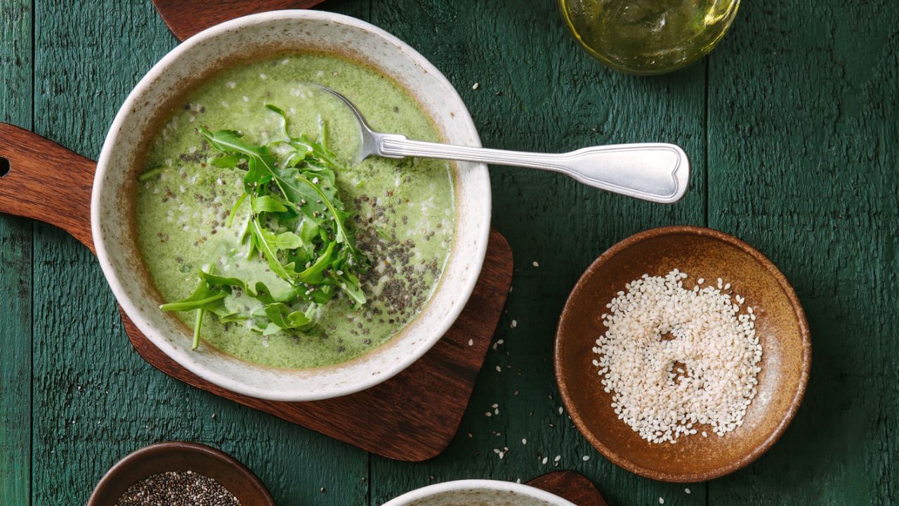 પાલકનો સૂપ બનાવવા માટે પાલક, કોર્નફ્લોર, તેલ, બટર, કાપેલી ડુંગળી, આદુ, કાળી મરી, ખાંડ, મીઠું સહિતની વસ્તુઓની જરુરી પડશે. પાલકનો સૂપ બનાવવા માટે સૌથી પહેલા પાલકના પાંદડાને બરાબર પાણીથી સાફ કરી લો.