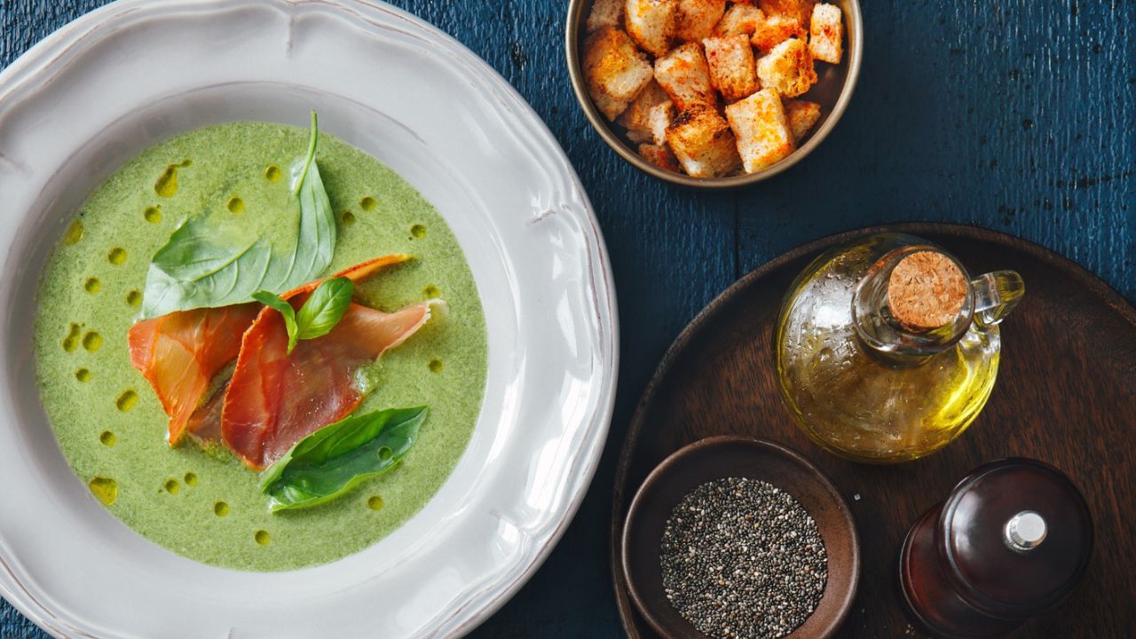 પાણી અથવા દૂધમાં 1/2 ટેબલસ્પૂન કોર્ન સ્ટાર્ચ મિક્ષ કરો. ધ્યાન રાખો કે કોર્ન સ્ટાર્ચમાં ગાંઠ ન રહે. હવે એક પેનમાં તેલ અને બટર નાખી મધ્મય આંચ પર ગરમ કરો. તેમાં આદું અને લસણની પેસ્ટ ઉમેરી સાંતળી લો. હવે તેમાં ઝીણી ડુંગળી કાપીને ઉમેરી લો.