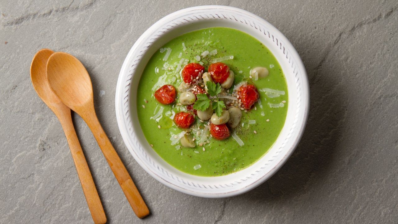 ડુંગળી હલ્કી ગુલાબી રંગની થાય ત્યાં સુધી સાંતળો અને તેમાં પાલક ઉમેરો. ત્યારબાદ તેમાં પાણી ઉમેરી તેમાં મીઠું, ખાંડ નાખી ઉકળવા મૂકો. 4-5 મિનીટ માટે ઉકળવા મુકો.