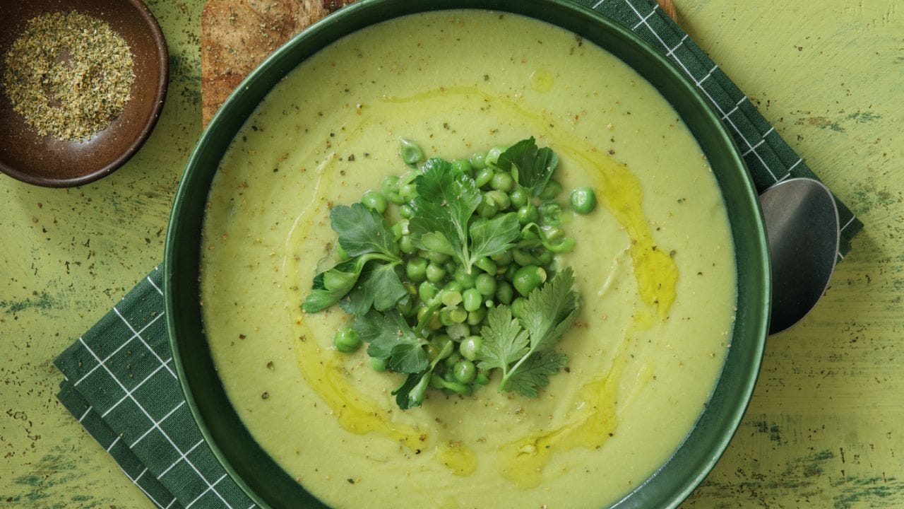 હવે ગેસ બંધ કરી 10 મિનિટ ઠંડુ થવા દો. ત્યારબાદ હેન્ડ બ્લેન્ડર અથવા મિક્સરના માધ્યમથી પ્યુરી બનાવી લો. ત્યારબાદ તેમાં એક પેનમાં લઈ તેમાં કોર્ન સ્ટાર્ચની પેસ્ટ ઉમેરી 3-4 મિનિટ માટે ઉકળવા દો. હવે તેમાં મીઠું અને કાળા મરીનો પાઉડર ઉમેરી સર્વ કરી શકો છો.( All Pic - Getty Images)