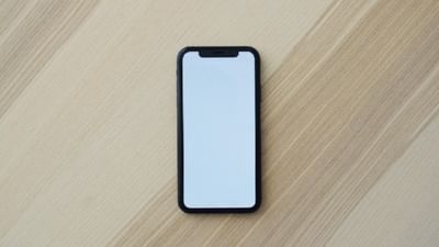 ફોનની સલામતી માટે,આપણે હંમેશા ફોન સાથે લઈને ફરીએ છીએ. પરંતુ ઘણી વખત કોઈ કામમાં હોઈ જેમકે જમવાનું બનાવતા, કાર ચલાવતા આપણે મોબાઈલ ફોનને ગમે ત્યાં મુકી દઈએ છીએ, ત્યારે આમ કરવું તમારા ફોન માટે ખતરનાક સાબિત થઈ શકે છે. ત્યારે ચાલો તમને જણાવીએ ફોનને કઈ કઈ જગ્યાઓ પર ના મુકવો જોઈએ.