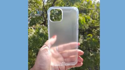 મોબાઇલ કવરની ગમે તેટલી ડિઝાઇન બજારમાં આવે, ટ્રાન્સફરન ફોન કવરનો ટ્રેન્ડ ક્યારેય ઓછો થતો નથી. તેની પાછળનું સૌથી મોટું કારણ એ છે કે તેમાં મોબાઈલનો અસલી લુક દેખાય છે. હવે જરા વિચારો, જો તમે હજારો રૂપિયાનો ફોન ખરીદો અને તમે તેનો અસલી રંગ અને દેખાવ ન જોઈ શકો તો શું મજા આવશે. આવી સ્થિતિમાં, મોટાભાગના લોકો મોબાઇલનો દેખાવ સ્થાપિત કરવા માટે પારદર્શક ફોન કવર લગાવે છે.