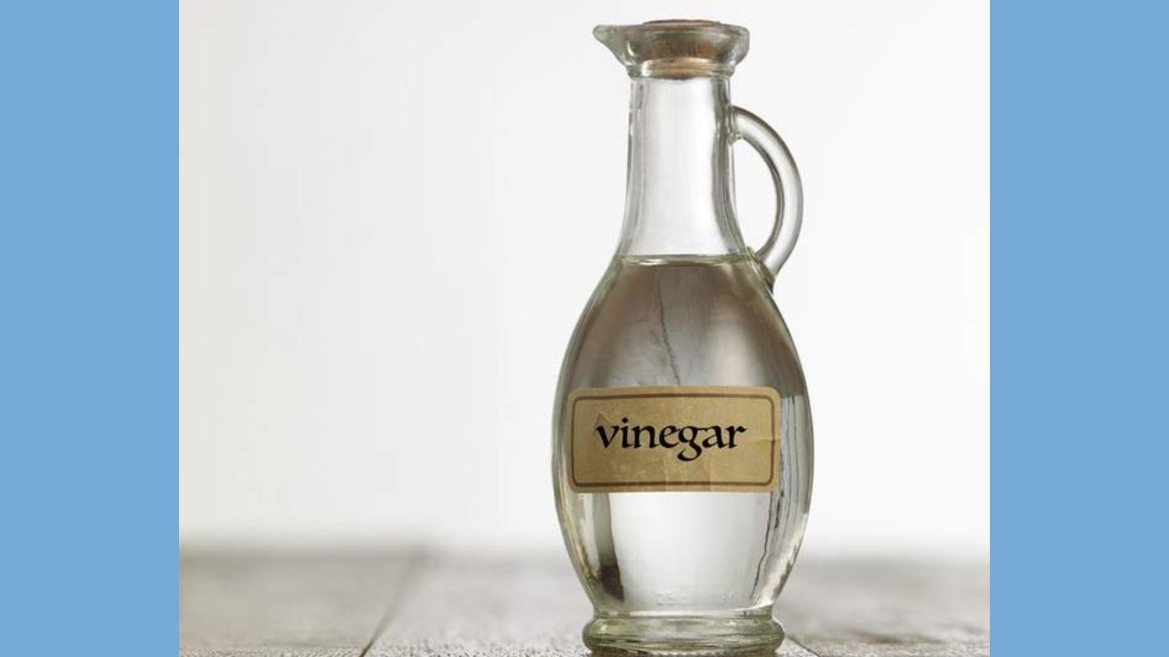 વિનેગર : પીળા રંગના મોબાઈલ કવરને વિનેગરની મદદથી સરળતાથી સાફ કરી શકાય છે. આનાથી ફોન પરના ડાઘા સરળતાથી સાફ થઈ જાય છે. આ માટે તમારે મોબાઈલ કવર કેસને એક મોટા બાઉલમાં રાખો અને પછી તેમાં 2 ચમચી ખાવાનો સોડા નોખો. હવે એક કપ પાણીમાં 2-3 ચમચી વિનેગર મિક્સ કરો અને તેને એક મોટા બાઉલમાં નાખો. આ દ્રાવણમાં કવરને થોડો સમય રહેવા દો. પછી એક કલાક પછી, કવર કેસને ટૂથબ્રશની મદદથી ઘસીને સાફ કરો.